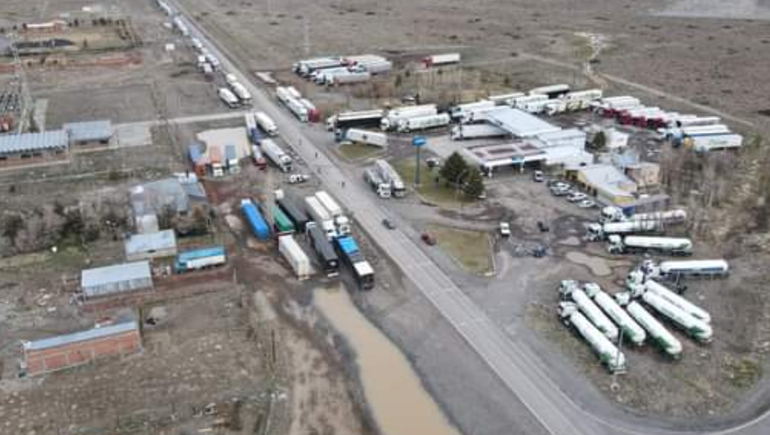 Por el mal clima y la nieve, suspenden el traslado de los camiones varados