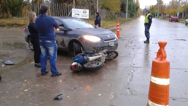 Dos motociclistas heridos tras ser atropellados por un auto