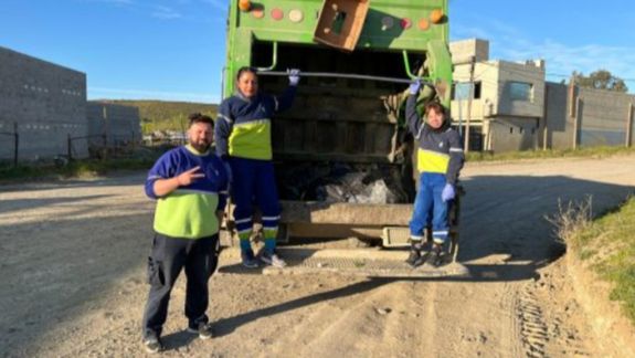 Dos de las cuatro flamantes recolectoras de Comodoro Rivadavia, que trabajan a la par de sus compañeros varones.&nbsp;