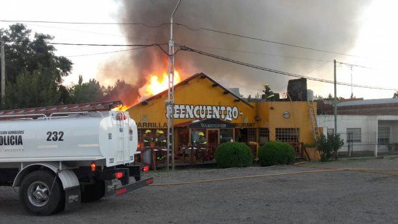 Un voraz incendio consumió por completo una reconocida parrilla   