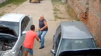 relatos salvajes: ex comisario ataco con una barreta y una pistola a un mecanico relatos salvajes: ex comisario ataco con una barreta y una pistola a un mecanico