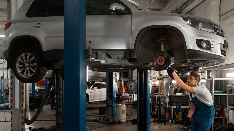 Hoy en día llevar al auto al taller es caro, por eso en lo posible conviente mantenerlo constantemente en buen estado. Hoy en día llevar al auto al taller es caro, por eso en lo posible conviente mantenerlo constantemente en buen estado.