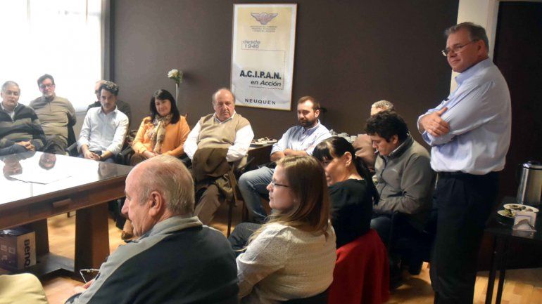 El empresario Roberto Schroeder junto a productores de vino de la región.