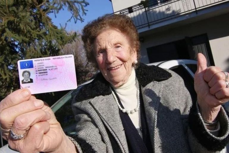 Tiene 100 años, renovó el carnet de conducir y se hizo viral