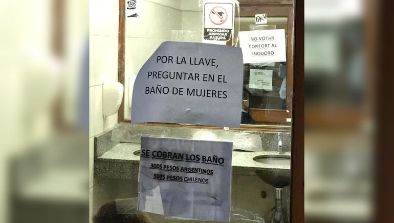 En el Paso Cardenal Samoré, ahora cobran para usar los baños