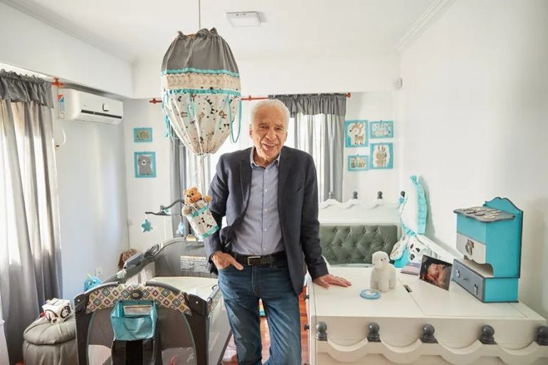 Alberto en el dormitorio de su hijo Emilio.