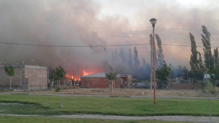 Bomberos combaten voraz incendio en el Distrito Noroeste en Cipolletti