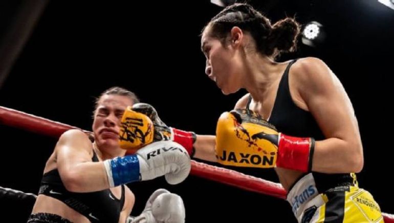 Una boxeadora recibió una dura piña que la dejó en coma: el video