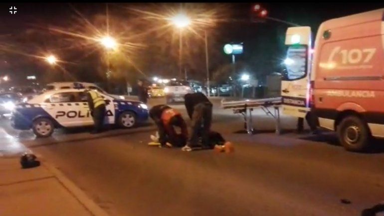 Motociclista resultó herida tras chocar con un auto en la Ruta 22: el conductor se fugó