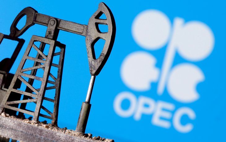 FOTO DE ARCHIVO. Imagen de ilustración de una bomba de petróleo impresa en 3D frente al logo de la OPEP. 14 de abril de 2020. REUTERS/Dado Ruvic