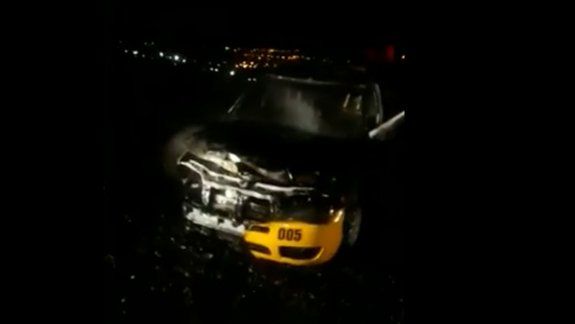 Alarma y misterio por un taxi consumido por el fuego