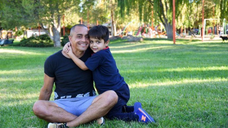 Damián pasó a buscar a Juan Agustín por el jardín y ambos posaron para las fotos allí cerca (Omar Novoa).