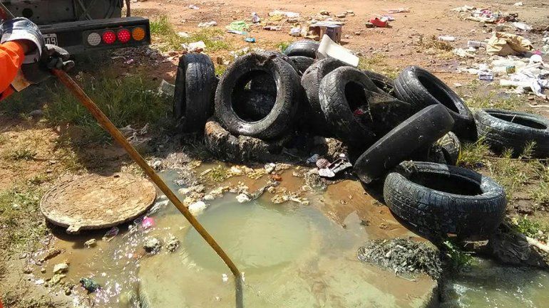 La cloaca que obstruyeron está en una esquina de Gran Neuquén.&nbsp;
