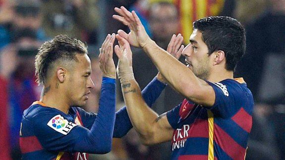 Suárez y Neymar festejan el segundo gol del Barcelona.