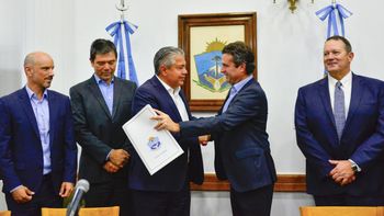 El acuerdo fue firmado en Neuquén por el gobernador Figueroa, el gerente global de Fusiones y Adquisiciones de ExxonMobil, Mickey Johnson, y el gerente general de Pluspetrol Argentina, Julián Escuder.