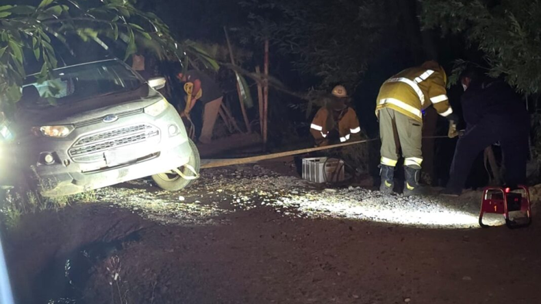 Una camioneta casi cae al río Neuquén. Foto: Centenario Digital.