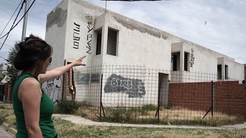 Denuncian inseguridad en Huiliches por tres dúplex a medio construir que quedaron abandonados. | LM Neuquen Denuncian inseguridad en Huiliches por tres dúplex a medio construir que quedaron abandonados.