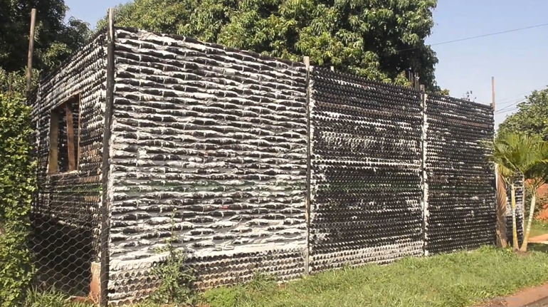 Una casa hecha de botellas de vidrio recicladas.
