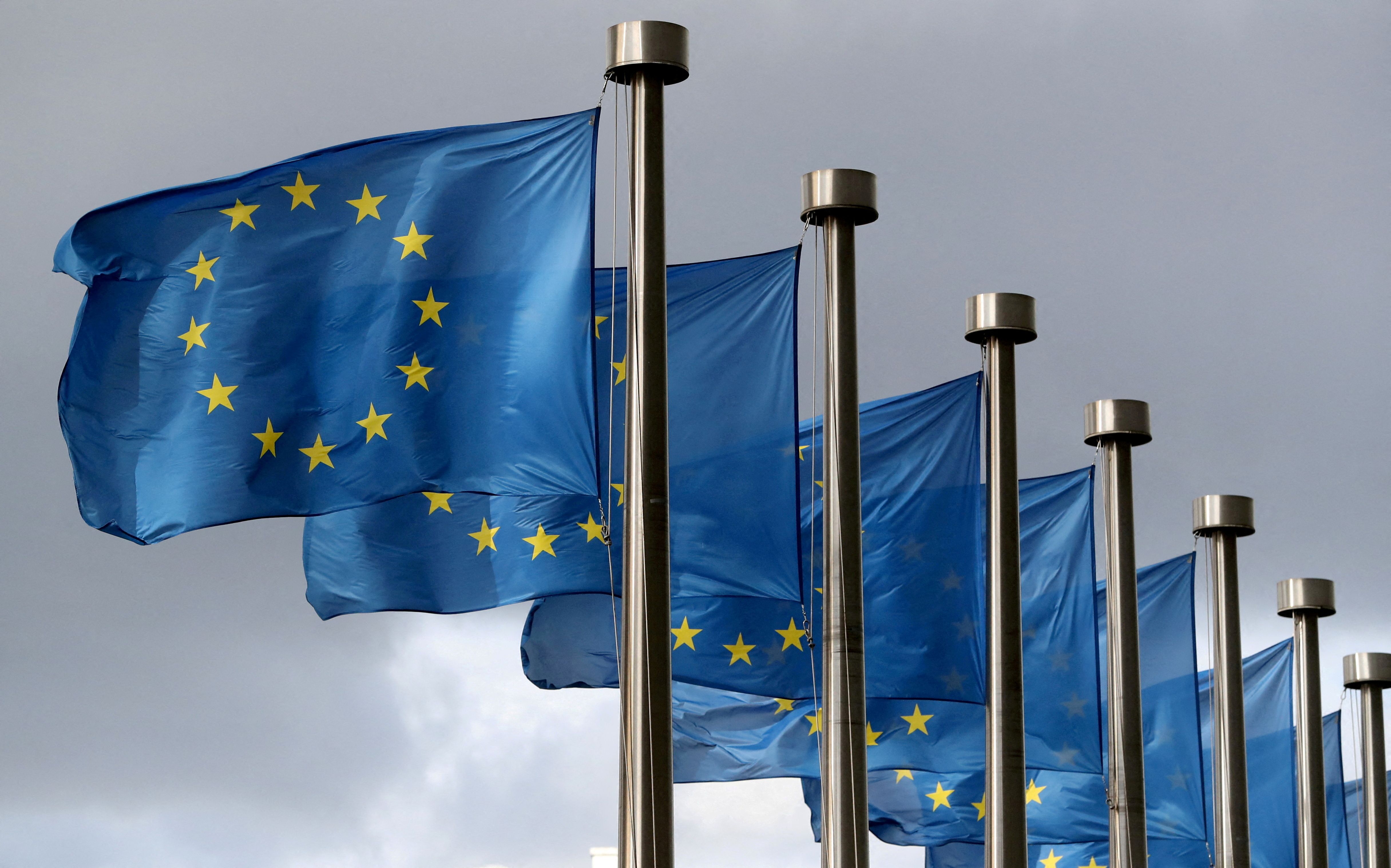 Foto de archivo ilustrativa de banderas de la UE en Bruselas Oct 2, 2019. REUTERS/Yves Herman