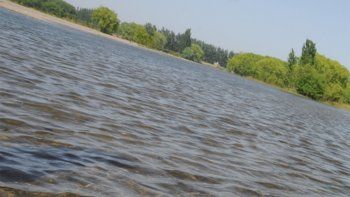 plottier: buscan intensamente a un joven que se banaba en el rio limay