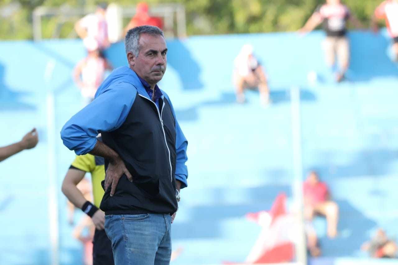 Marcos Gonzáles, entrenador de Deportivo Rincón, durante la final del domingo ante Colón de San Justo. Fotos: Fabián Ceballos&nbsp;