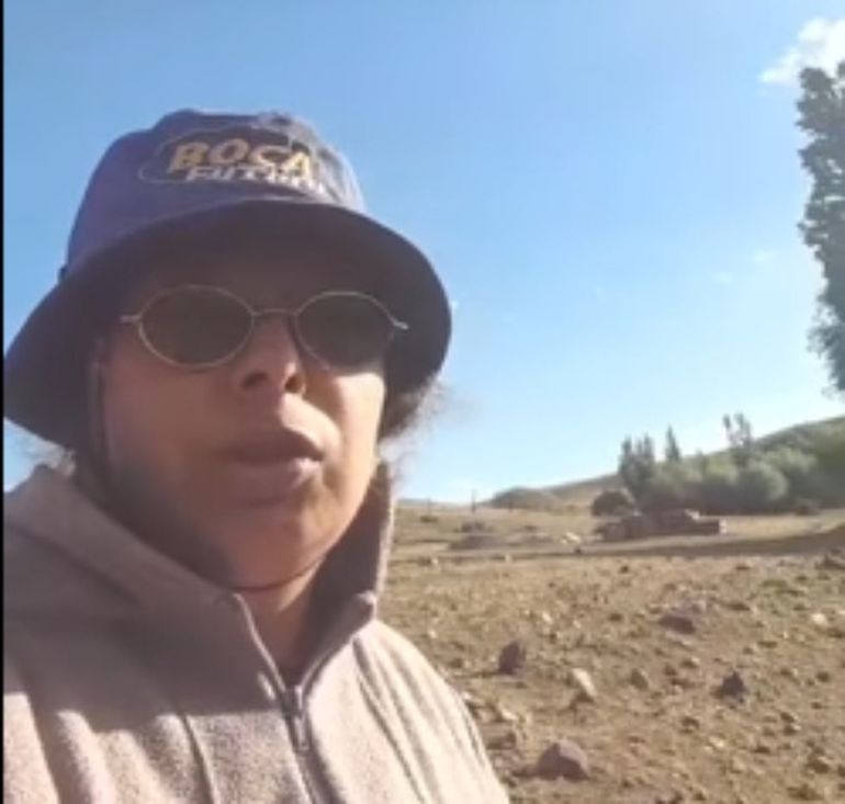 Eva vive con su esposo, su hija, su madre y su abuela de 94 años en Ranquil Huao: Tengo que ir a casa porque, si no, se meten las tucuras; nunca había visto tanta", dice. Eva vive con su esposo, su hija, su madre y su abuela de 94 años en Ranquil Huao: Tengo que ir a casa porque, si no, se meten las tucuras; nunca había visto tanta", dice.