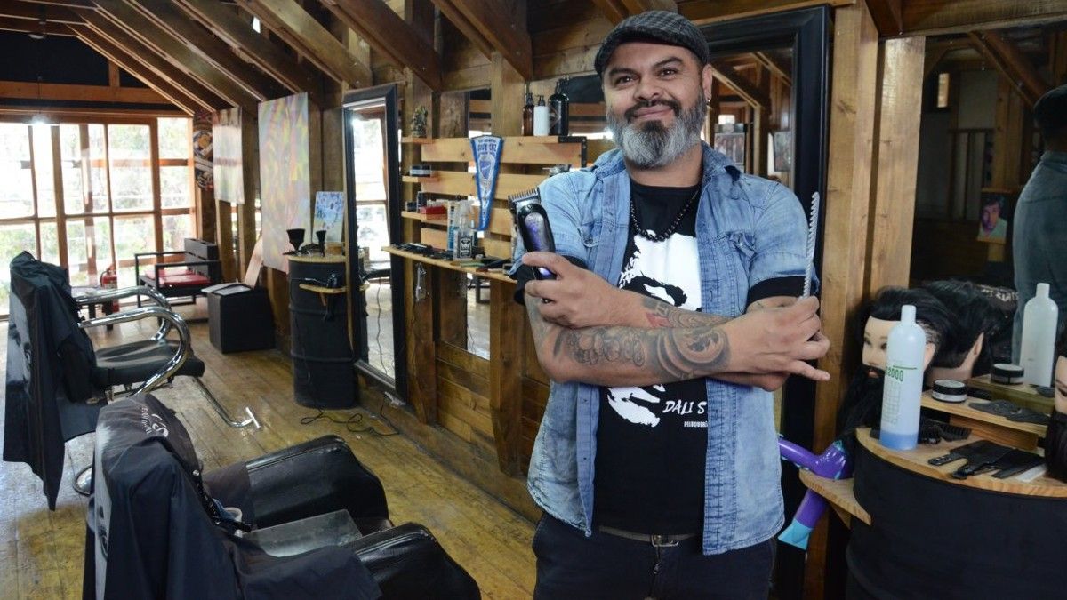 La peluquería del rock que visitan los famosos en Neuquén