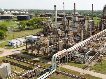 ypf se asociara con una empresa de eeuu para reconvertir la refineria de san lorenzo y exportar biocombustibles para aviones
