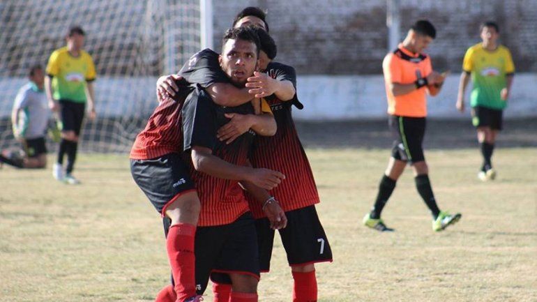Con los Cuellar en llamas, El Porve se arrimó a la punta