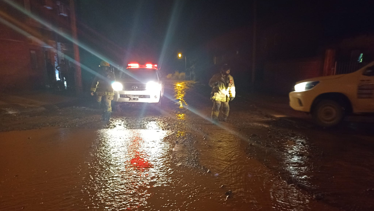 Fuerte temporal de lluvia afectó Añelo: calles inundadas y varias familias asistidas