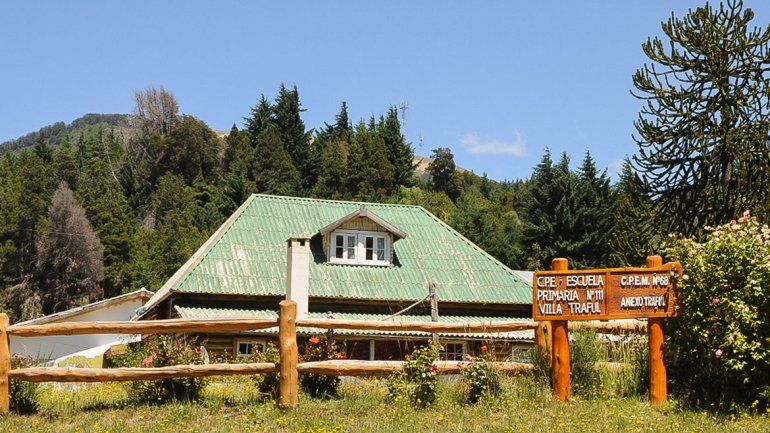 Denuncian falta de transporte para docentes de Traful