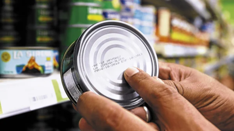 Un supermercado de Neuquén fue multado por exhibir productos vencidos.