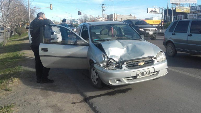 No frenó a tiempo en el semáforo y provocó un choque en cadena