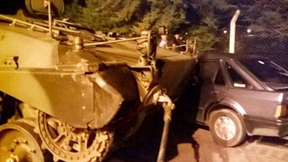 Un tanque de guerra chocó a un auto tras un desfile