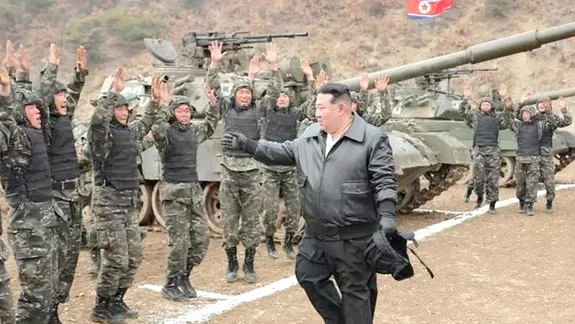 Soldados norcoreano victorean a su líder, Kim Jong-un.