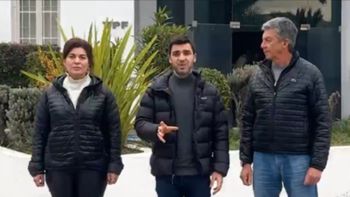De iquierda a derecha, la diputada nacional Ana Clara Romero, el gobernador Ignacio Torres y su vice, Gustavo Menna, durante el el anuncio en Chubut. De iquierda a derecha, la diputada nacional Ana Clara Romero, el gobernador Ignacio Torres y su vice, Gustavo Menna, durante el el anuncio en Chubut.