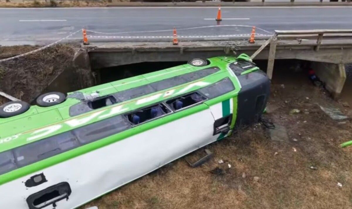 Las primeras informaciones aseguran que el micro cayó unos 6 metros por un barranco.