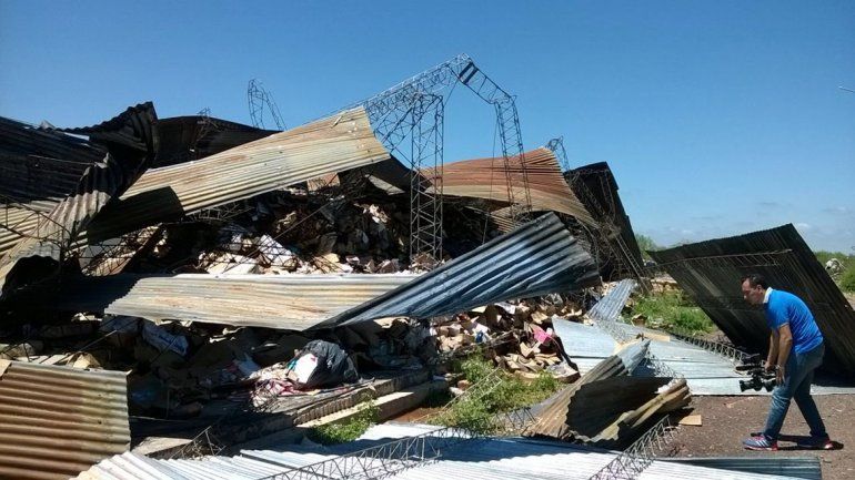 Hubo voladura de techos y también derrumbe de estructuras metálicas.