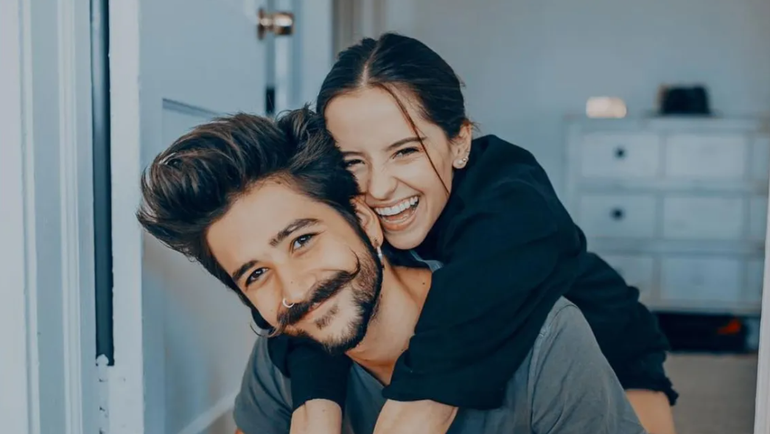 El matrimonio conformado por Evaluna Montaner y Camilo está de gira por Europa, disfrutando del éxito y de su hija Índigo.