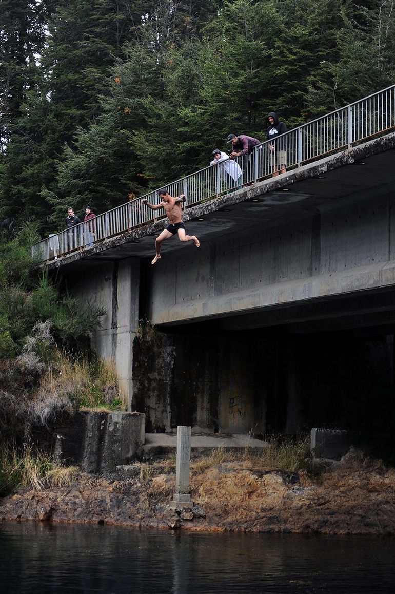 Moral, se lanzó al agua desde un puente, camino a San Martín de los Andes. El Chino vive con esa energía y adrenalina. Foto: Diego San Martín.