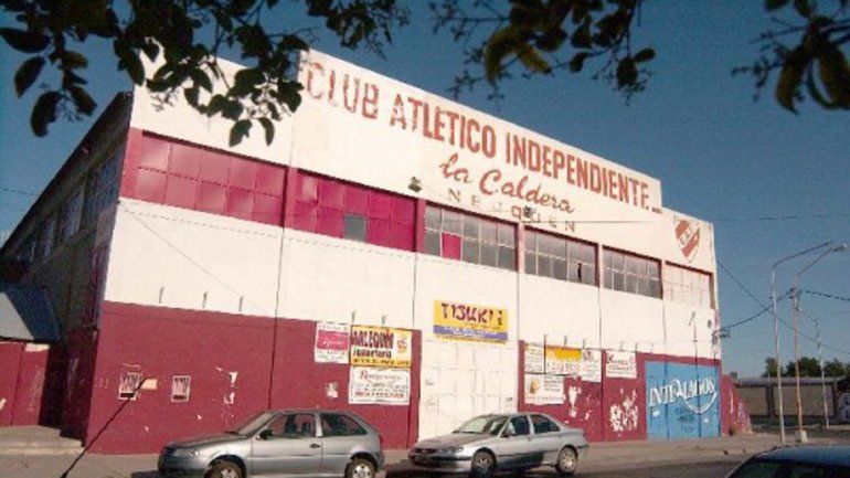 El Rojo debió entrenarse en la cancha de básquet del club.
