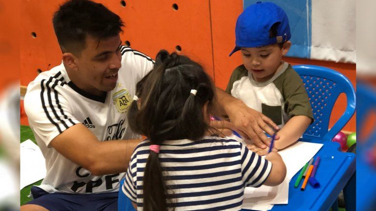 El Huevo Acuña celebró con sus hijos en la concentración argentina