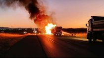 se incendio un camion sobre ruta 22, a la altura del cristo en zapala se incendio un camion sobre ruta 22, a la altura del cristo en zapala