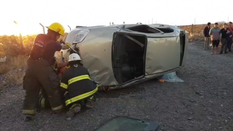 Cuatro heridos en un vuelco próximo al autódromo de Centenario