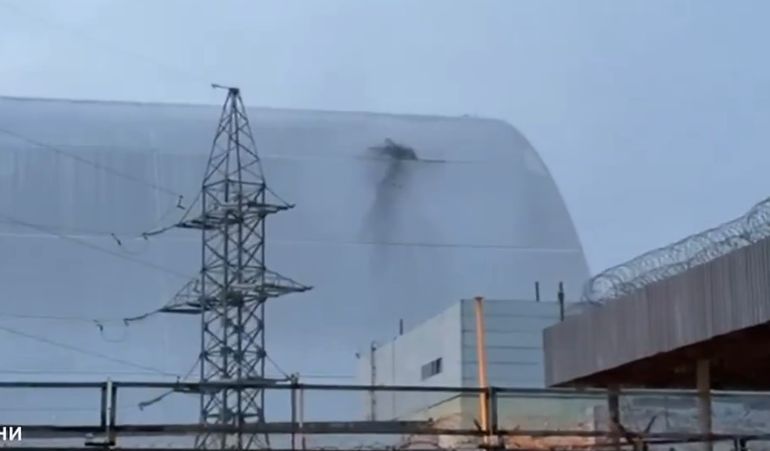 Así quedó la estructura que protege la central nuclear de Chernóbil después del impacto de un dron ruso. Así quedó la estructura que protege la central nuclear de Chernóbil después del impacto de un dron ruso.