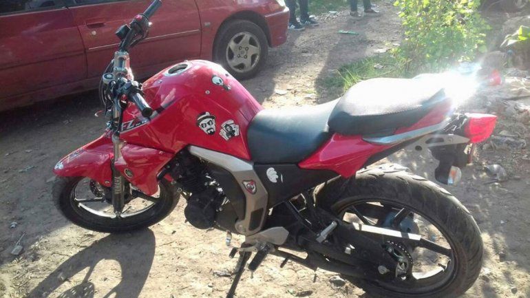 La policía lo siguió bastante tiempo y hasta filmó un video en el que se ve cómo el delincuente realizaba sus transacciones en una villa de Hurlingham. Le secuestraron cocaína y marihuana.