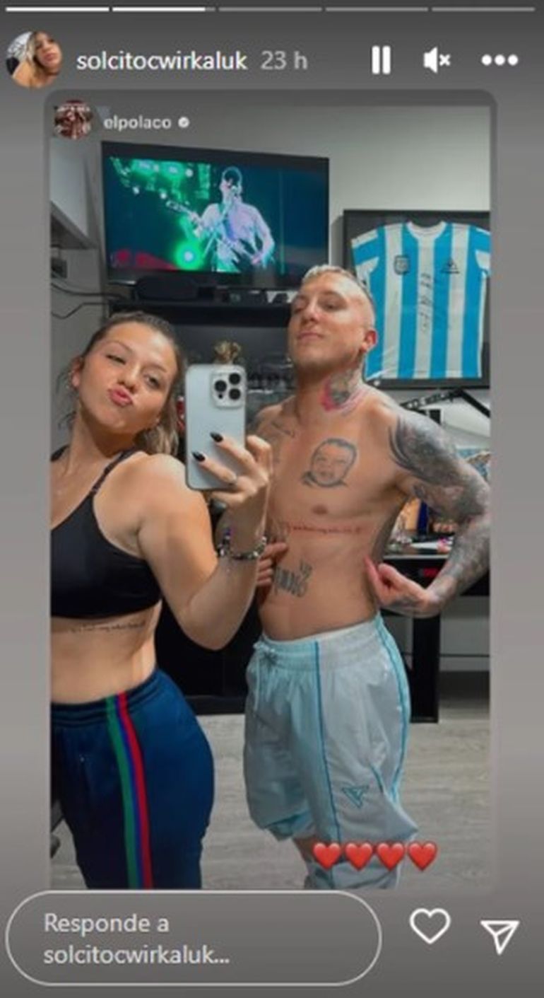 El Polaco y su hija Sol se tatuaron la misma frase, en el mismo lugar del cuerpo. El Polaco y su hija Sol se tatuaron la misma frase, en el mismo lugar del cuerpo.