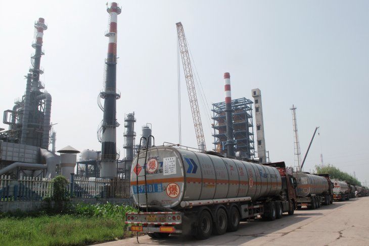 Imagen de archivo de una refinería del Shandong Haiyou Petrochemical Group en el condado de Ju, provincia de Shandong. China almacenará más petróleo en el 2021.