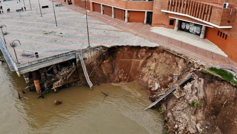 Impactante: se derrumbó parte de un muelle en Rosario