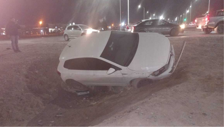 Accidente en Ruta 7: un auto pasó de largo y quedó encajado en el zanjón